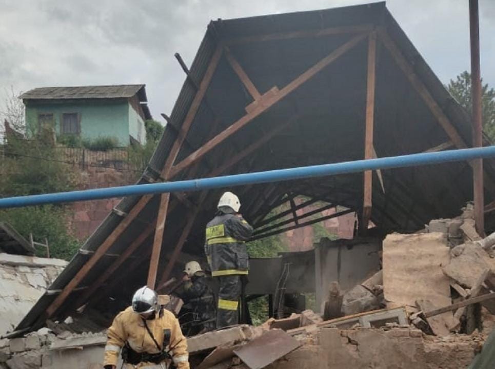 В Алматы обрушился дом из-за взрыва газа