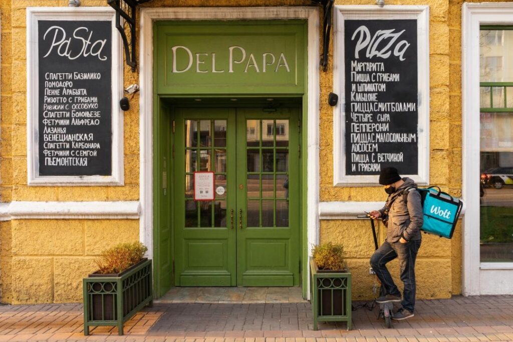 Как собственная служба доставки влияет на доходы рестораторов