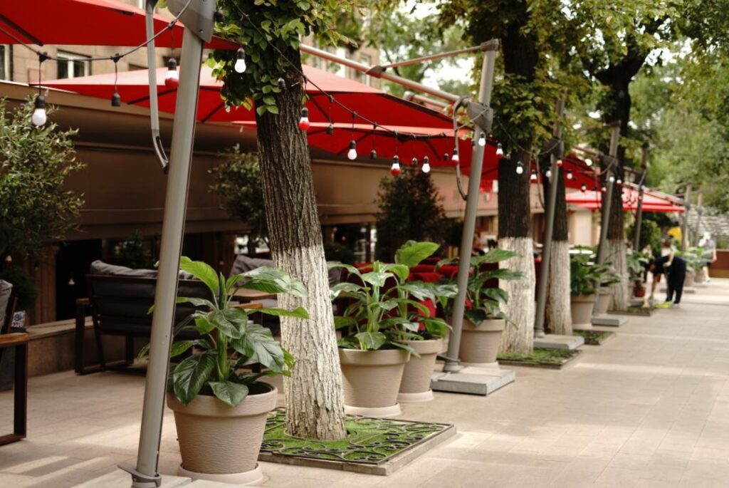 Летние площадки спасают сегмент Food & Beverage от разорения