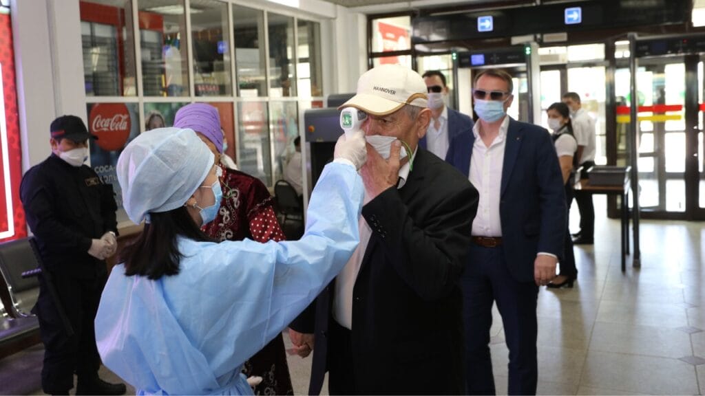 Количество зараженных коронавирусом казахстанцев вновь увеличилось