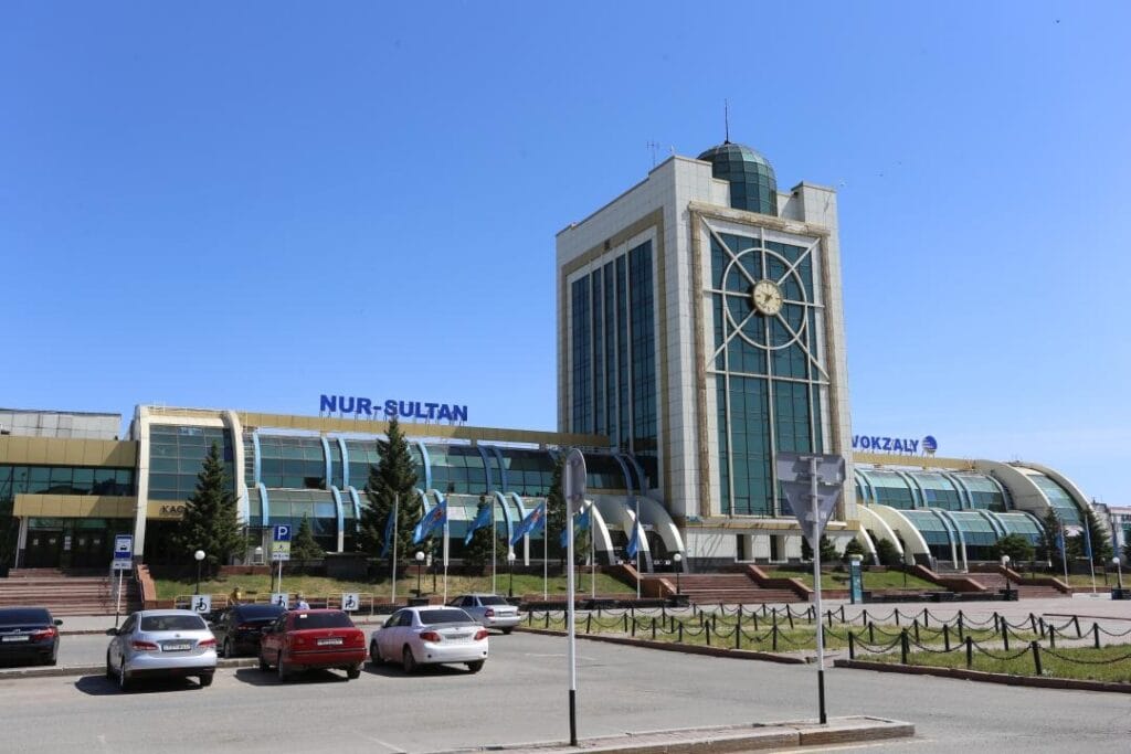 В Казахстане с 1 июня возобновят движение пассажирские поезда