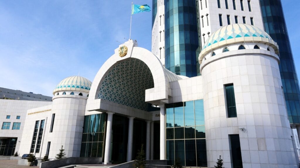 Парламент Казахстана принял поправки об избирательной квоте для женщин