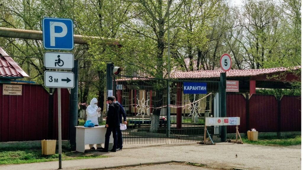 Зараженные COVID-19 в Уральске попытались сбежать из больницы