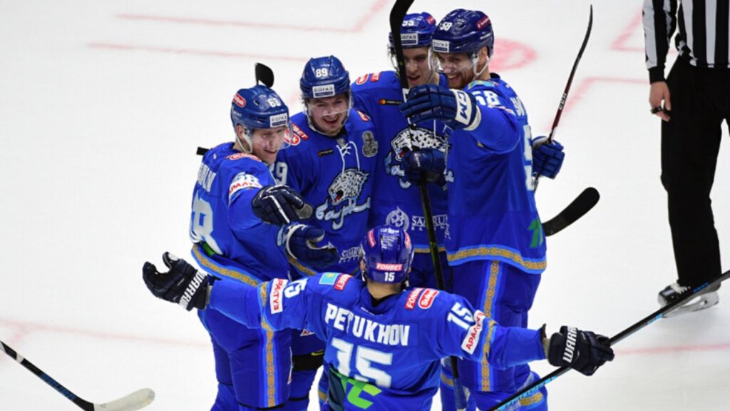 ХК «Барыс» покинули основной вратарь и лучший бомбардир