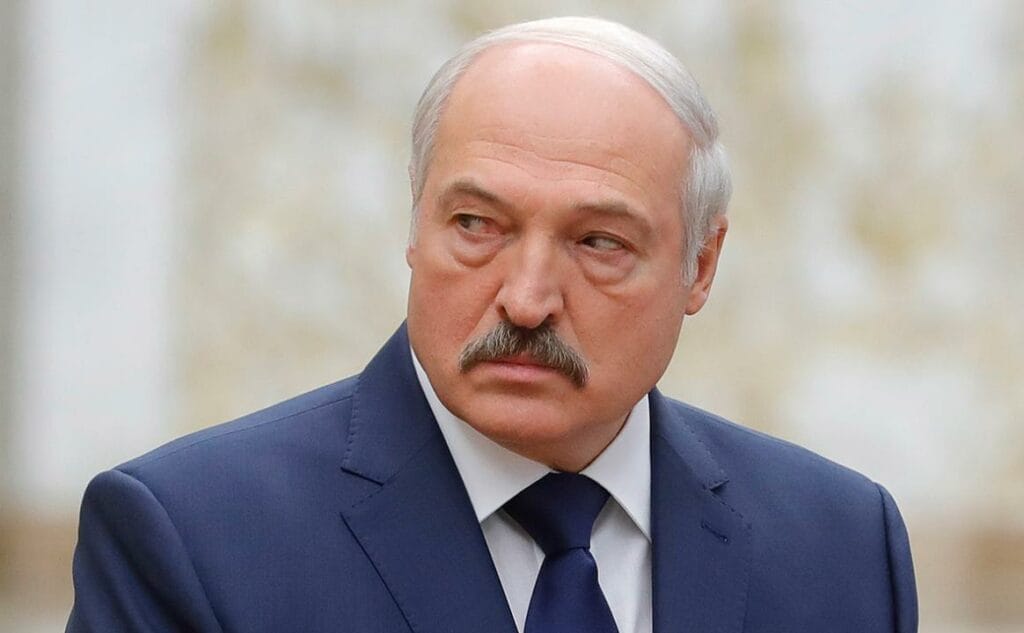 Лукашенко с автоматом и в бронежилете прилетел в свою резиденцию