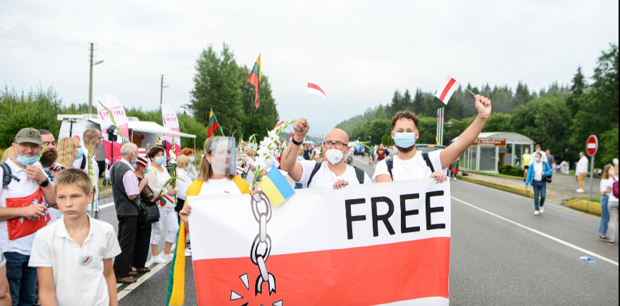 Тысячи людей выстроились в живую цепь от Вильнюса до границы с Беларусью