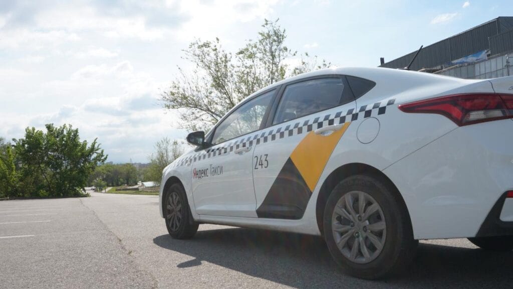 Яндекс будет «увольнять» таксистов за превышение скорости