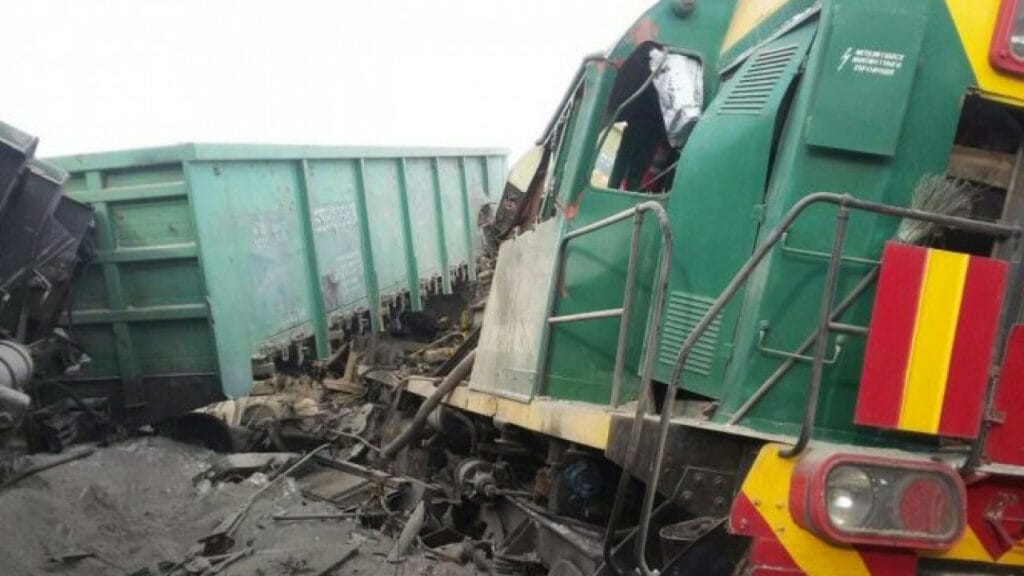 В ВКО сошли с рельсов локомотив и 23 вагона