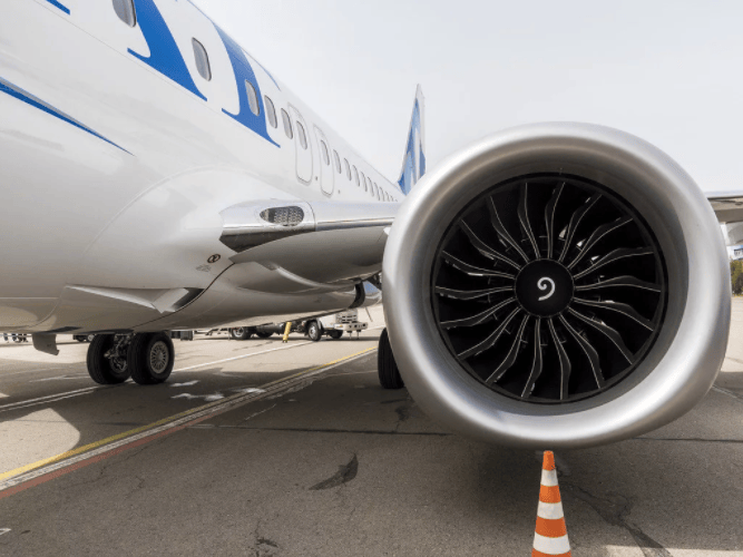 Пассажирский самолет столкнулся с птицей и совершил посадку в Алматы