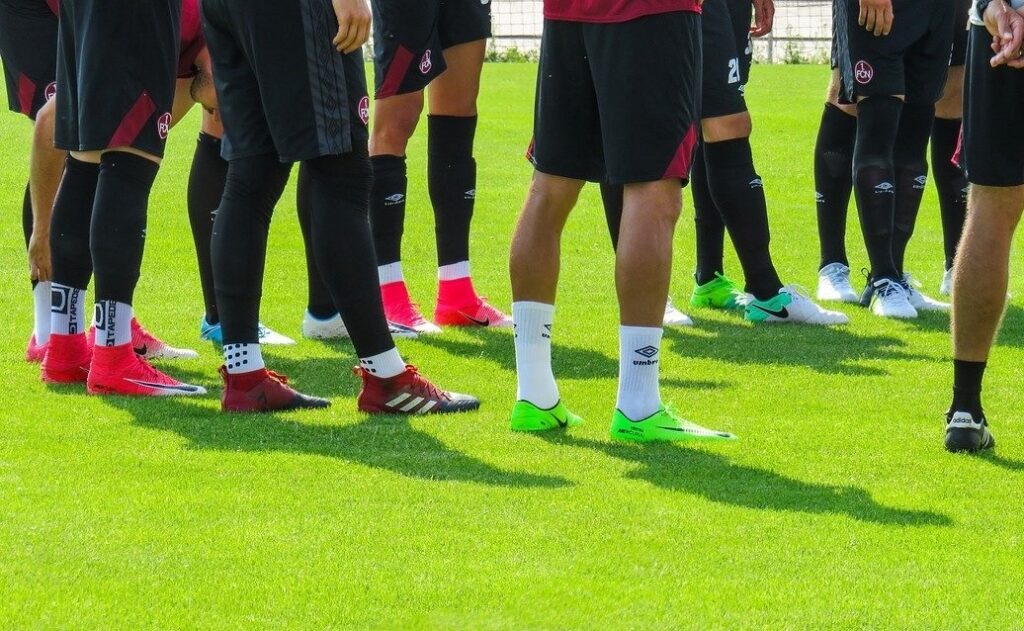 Футболистов «Иртыша» не кормят и выселяют с клубной базы