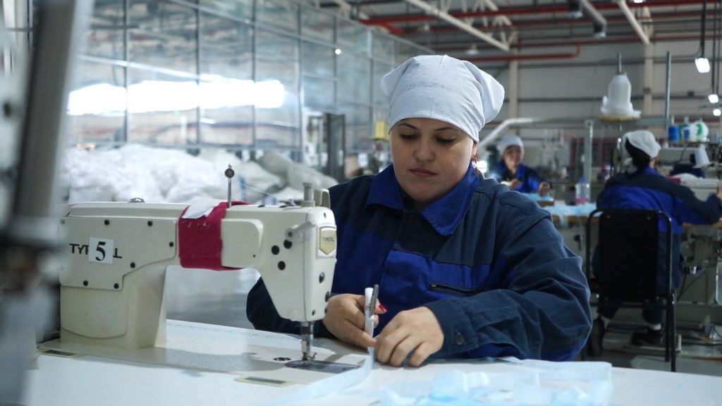 Қапты ысырып қойып, бетперде тіге бастады