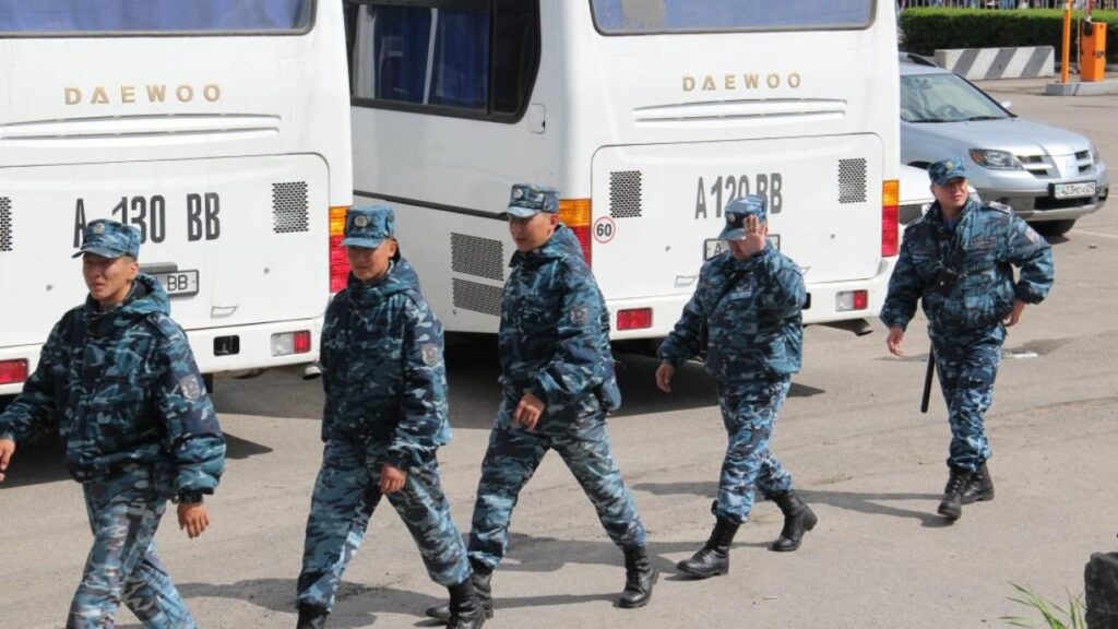 Әскери және полиция қызметкерлері коронавируске күдіктілерді  іздестіруде