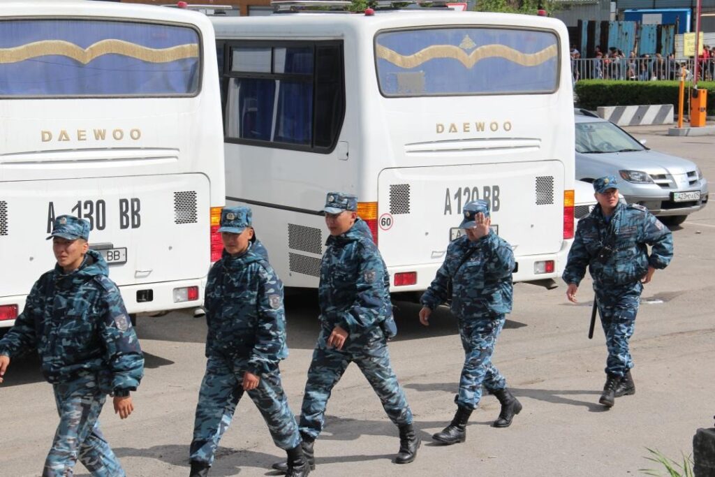 Военные и полицейские ищут лиц с подозрением на коронавирус