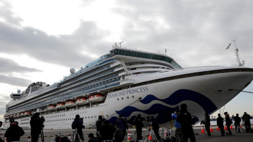 Четыре казахстанца до сих пор находятся в карантине на лайнере