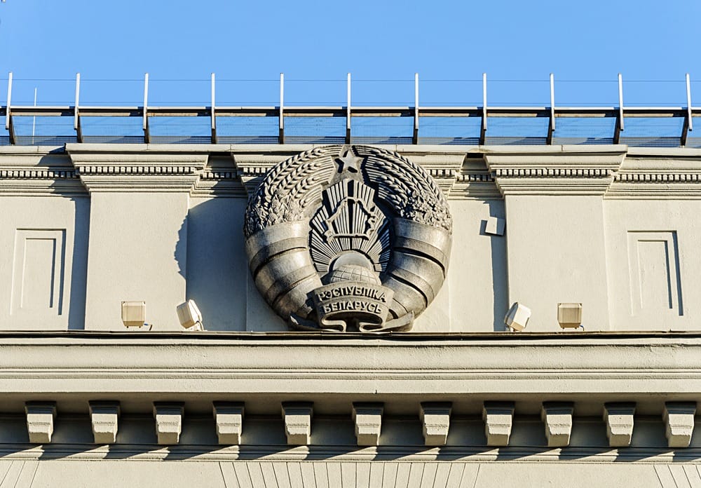 Беларусь решила изменить герб из-за «воинственной звезды»