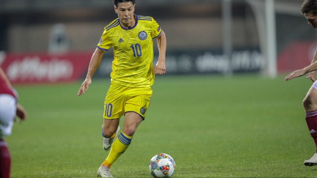 После переезда за рубеж доход казахстанского футболиста сократился в 10 раз