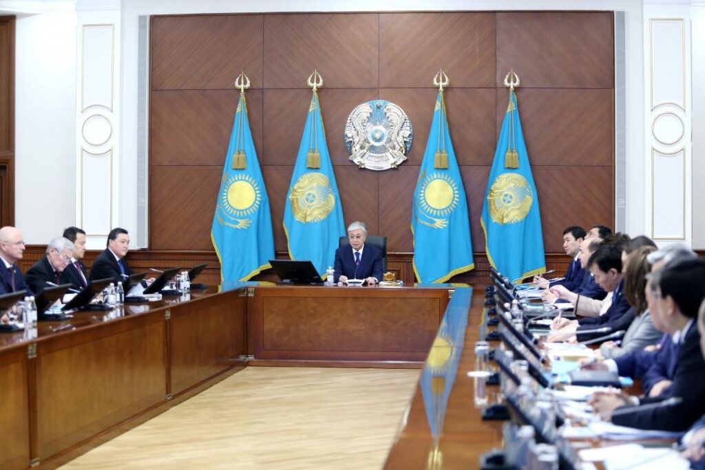 Токаев предложил не допускать неравенства в зарплатах казахстанцев и экспатов