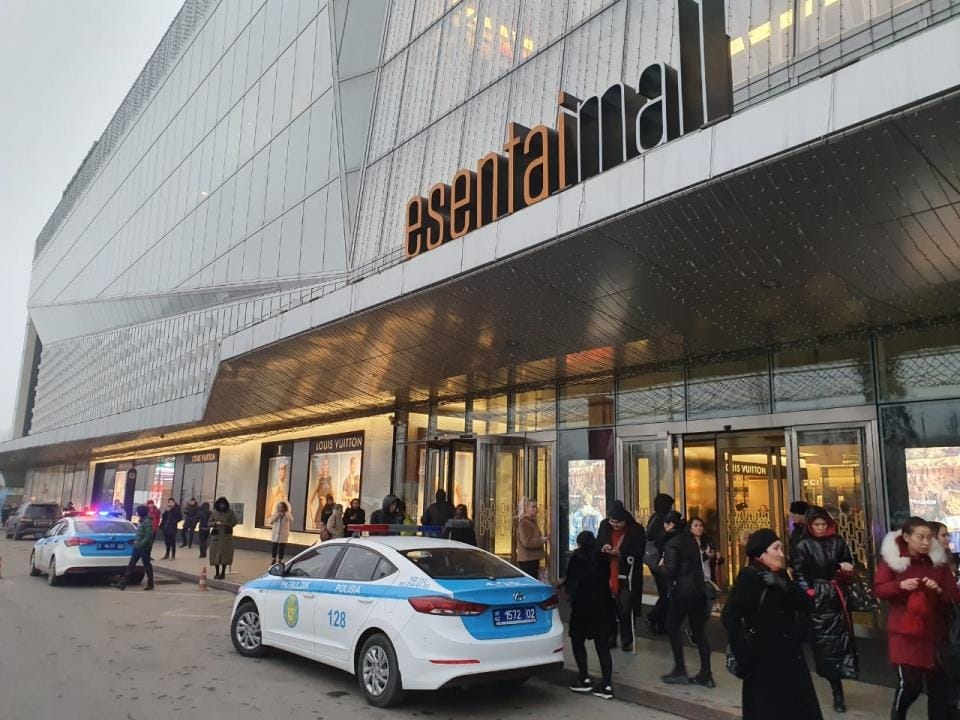 В Алматы эвакуируют один из крупнейших торговых центров