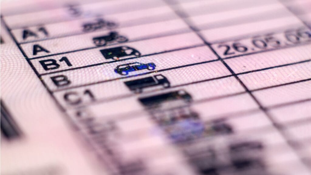 В Казахстане вернутся к водительским правам старого образца