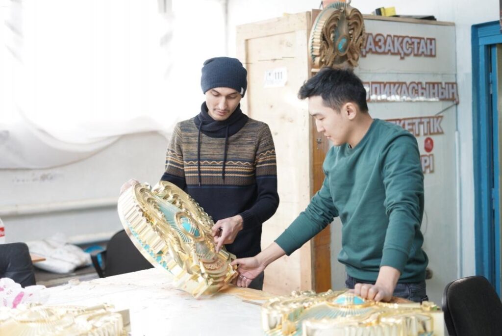 Кто зарабатывает на патриотической продукции в Казахстане