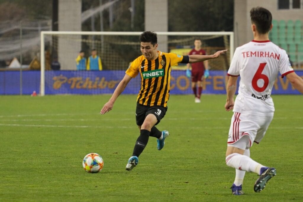 Какую зарплату предлагает «Локомотив» футболисту сборной Казахстана