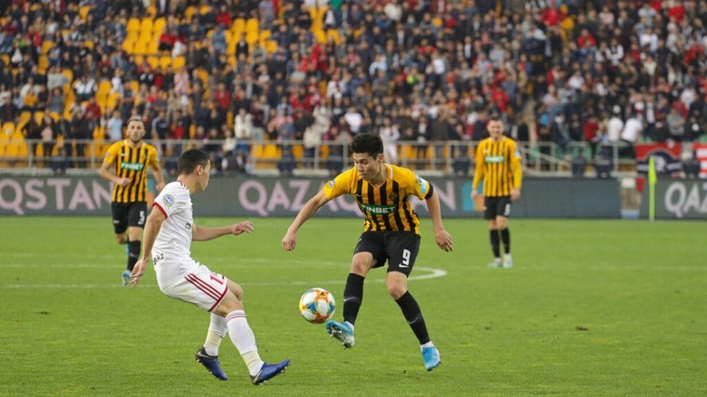 Капитана сборной Казахстана по футболу пригласили в московский клуб