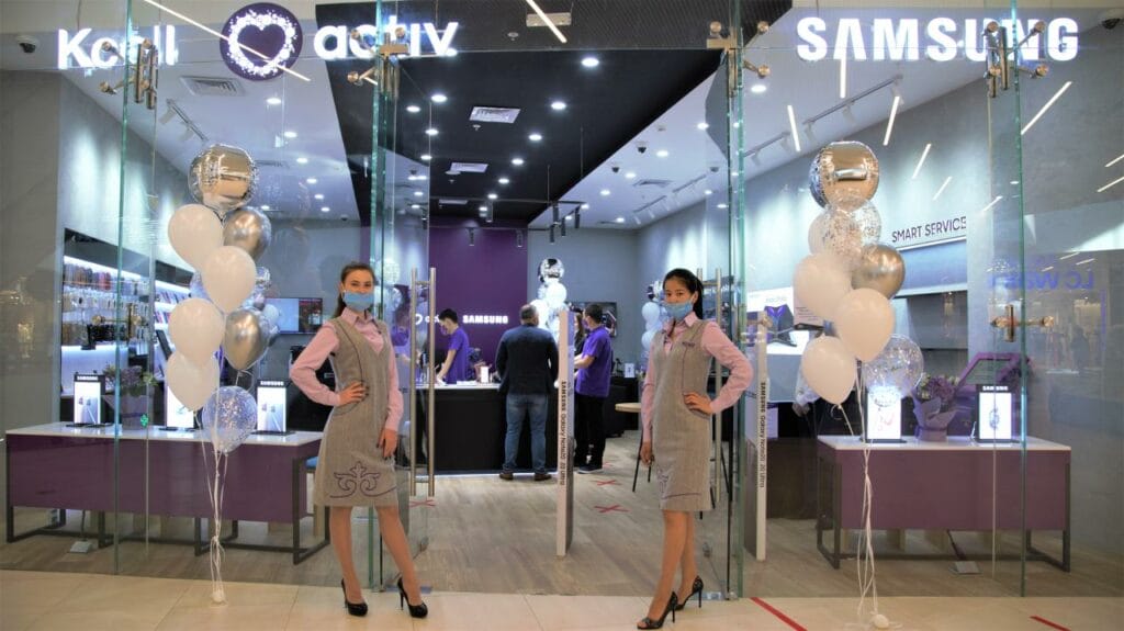 В Шымкенте состоялось открытие второго кобрендового магазина Kcell и Samsung