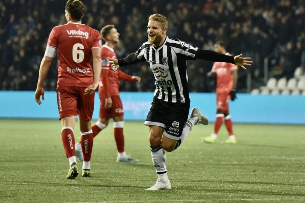 Хавбек сборной Казахстана попал в ноябрьскую дрим-тим Eredivisie