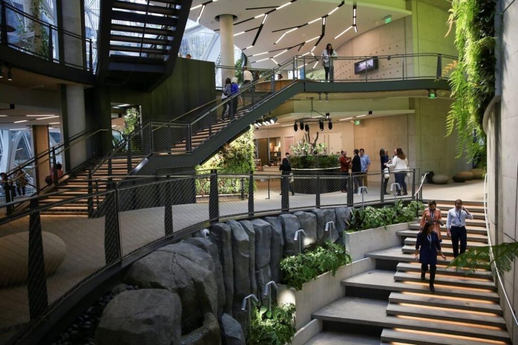 Звание «Фабрики руководителей» от General Electric перешло к Amazon