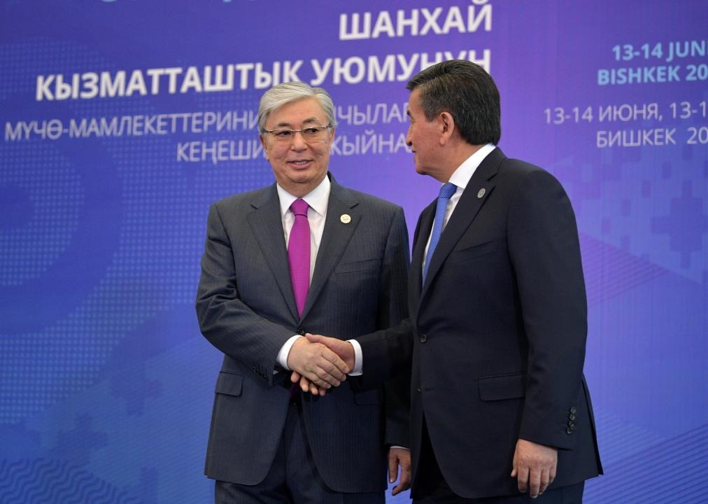 Тоқаев Бішкек әуежайында Жиэнбековпен кездесті