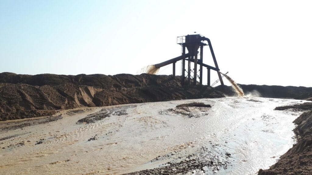 Жители поселка в Карагандинской области требуют закрыть карьеры по добыче песка