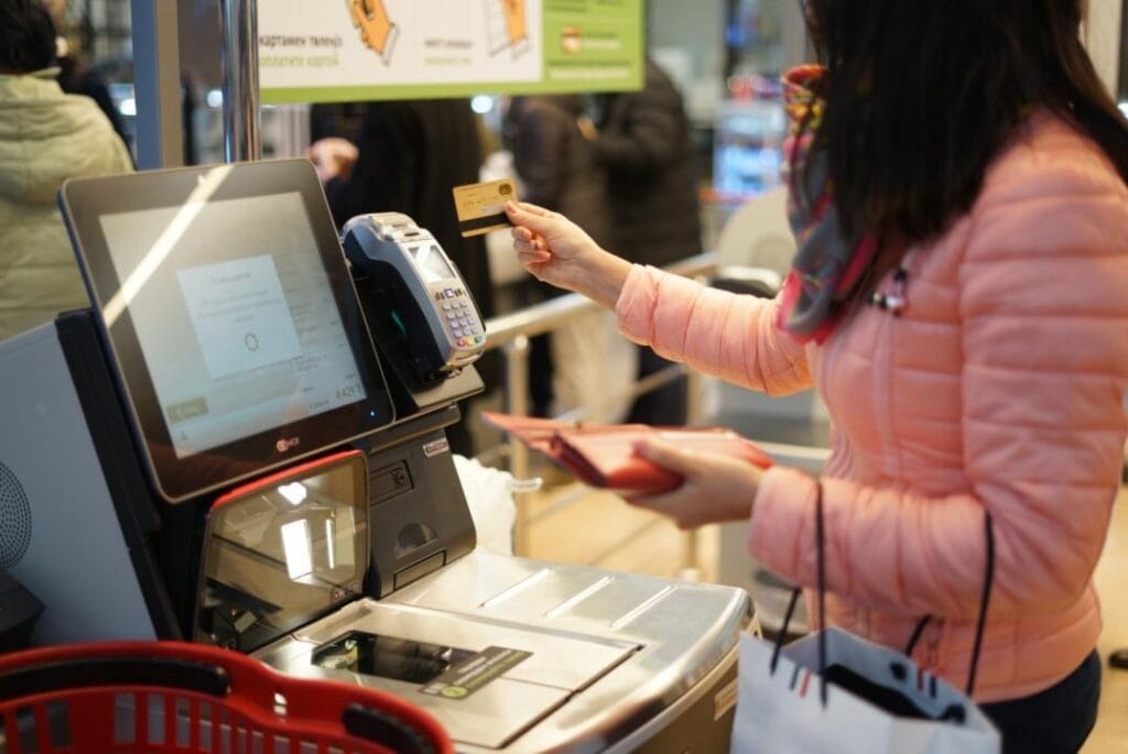 С чем столкнулись казахстанские торговые сети на кассах самообслуживания