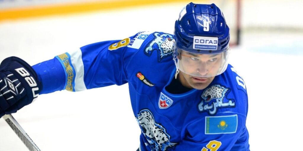 Казахстанец вошел в лидеры самых высокооплачиваемых хоккеистов КХЛ