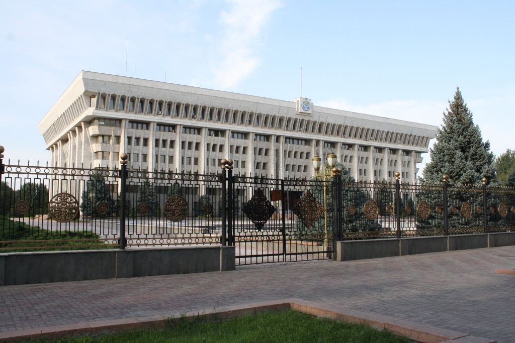 В Бишкеке сообщают о спокойной обстановке и завершении митингов
