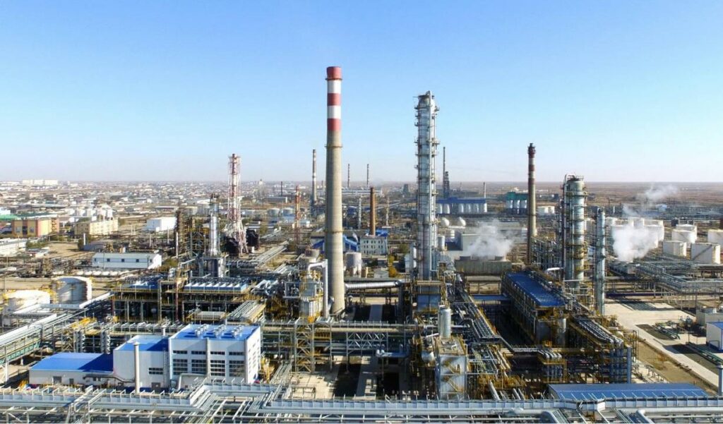 Минэкологии проверит Атырауский НПЗ из-за сброса сточных вод с нефтью