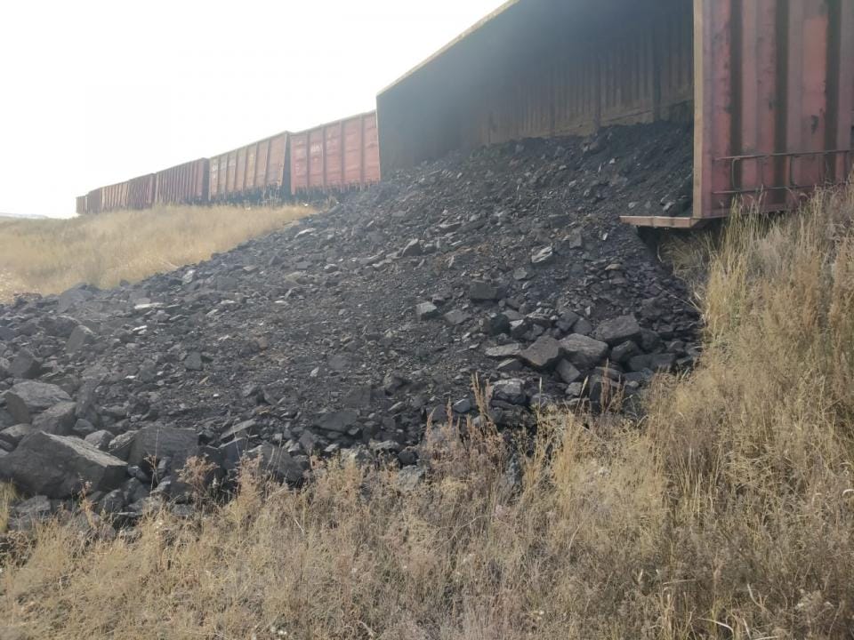 В Карагандинской области с рельсов сошли восемь вагонов