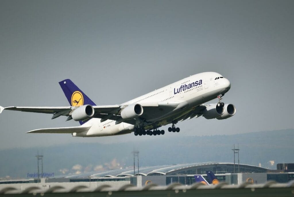 Lufthansa получила убыток почти в 2 млрд евро
