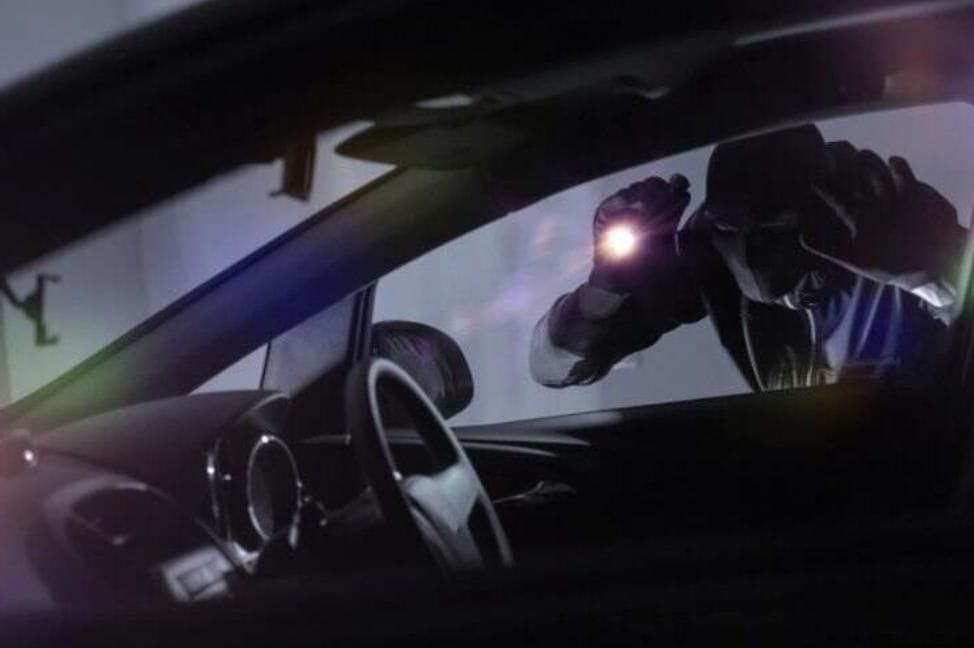 Бұзақы әйел қараусыз қалған автокөлікті айдап кеткен