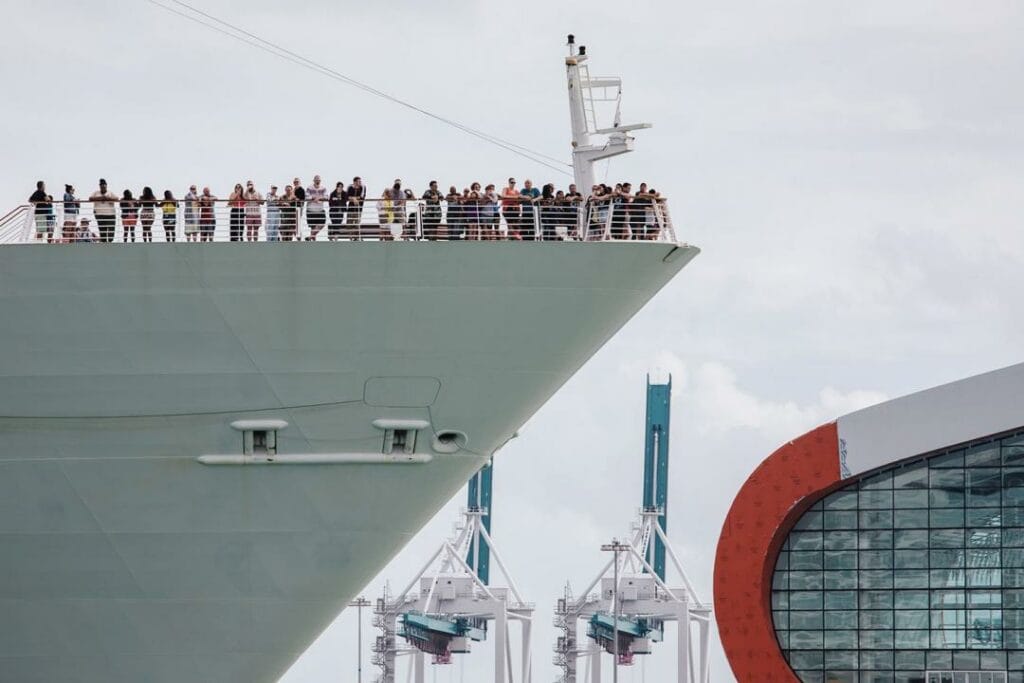 Во время пандемии круизные операторы привлекали дополнительные средства для улучшения финансового состояния. Лайнер компании Royal Caribbean