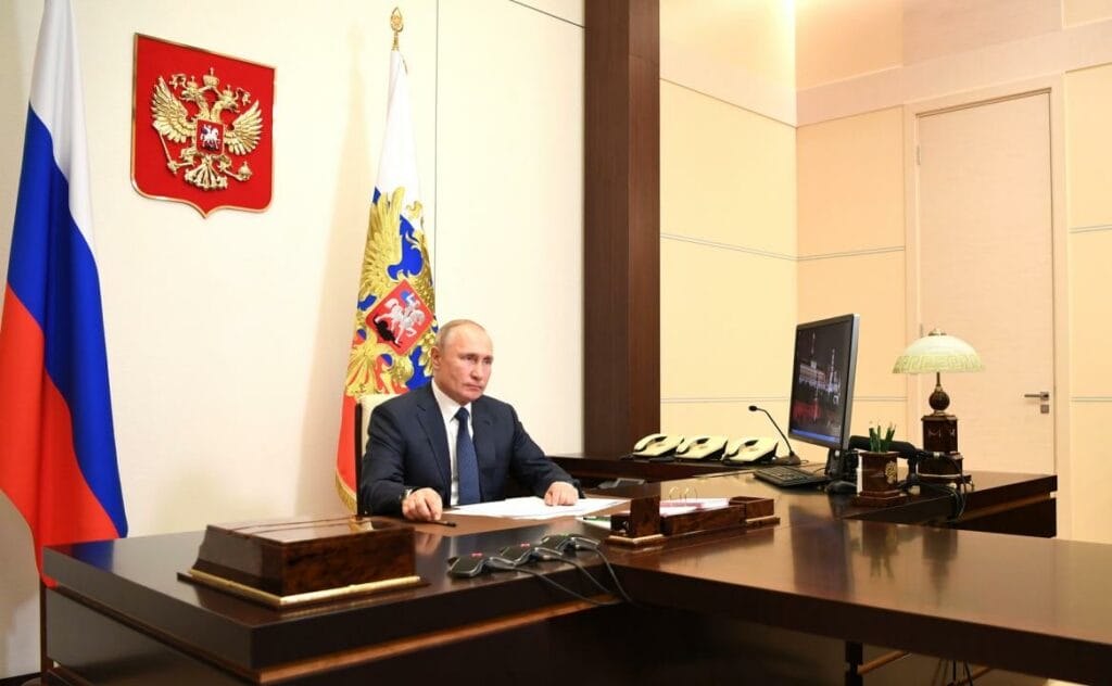 Путин ввел миротворцев в Нагорный Карабах