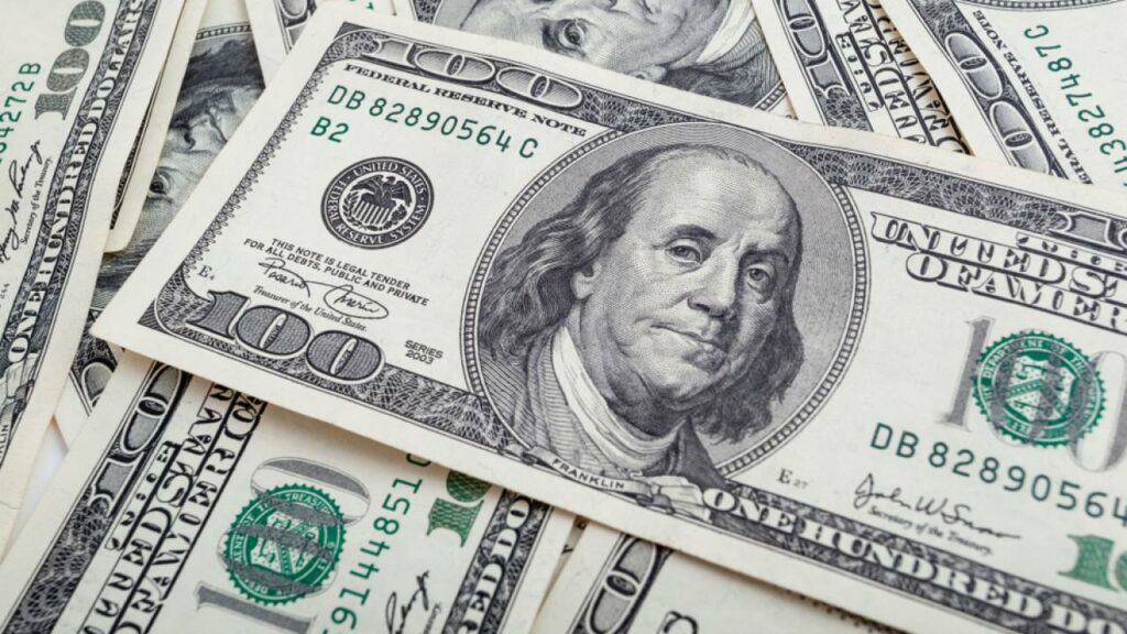 Алматыда жалған 800 000 АҚШ долларын сатқан адам ұсталды