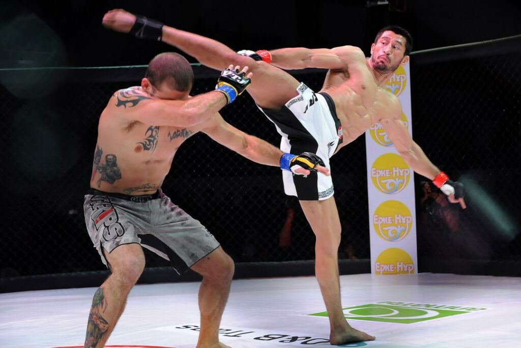 Казахстанский боец подписал контракт с UFC