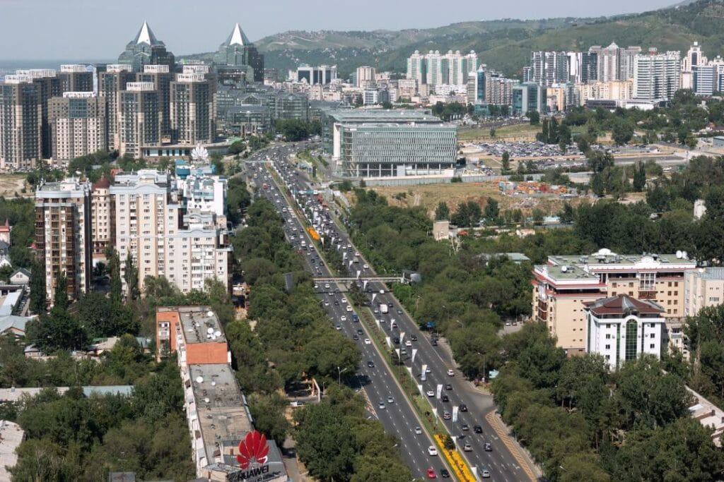 От сектора услуг к инвестированию в новые отрасли