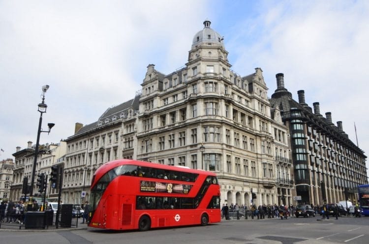 Ұлыбритания елдегі шектеу шараларын жеңілдетуден толықтай бас тартты