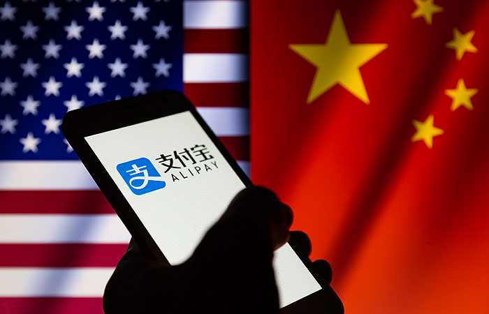 Трамп АҚШ-тағы Қытайдың сегіз қосымшасына тыйым салды