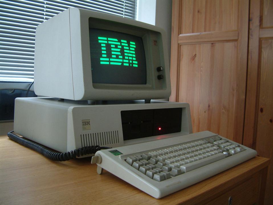 Чистая прибыль и выручка IBM снизились в IV квартале