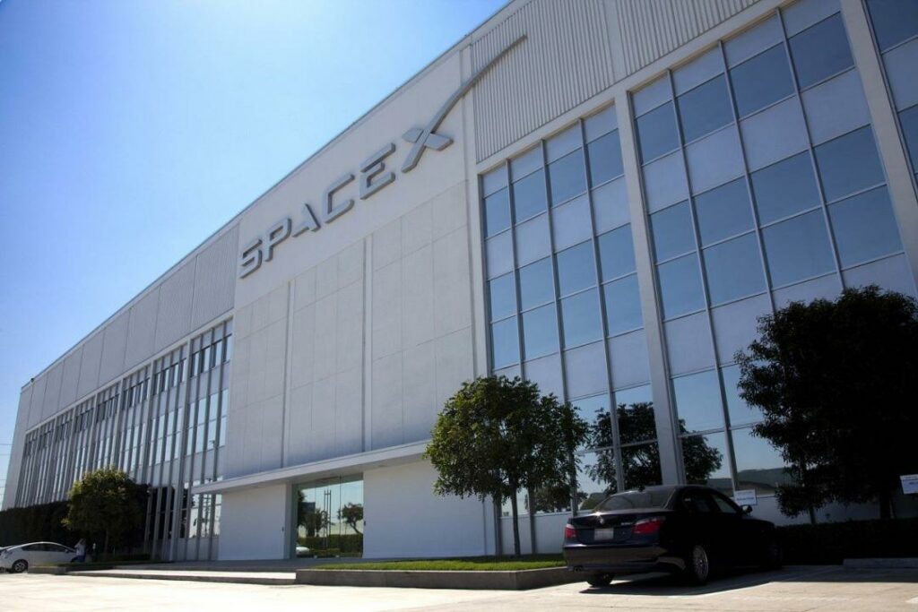 SpaceX запустила ракету с 143 спутниками