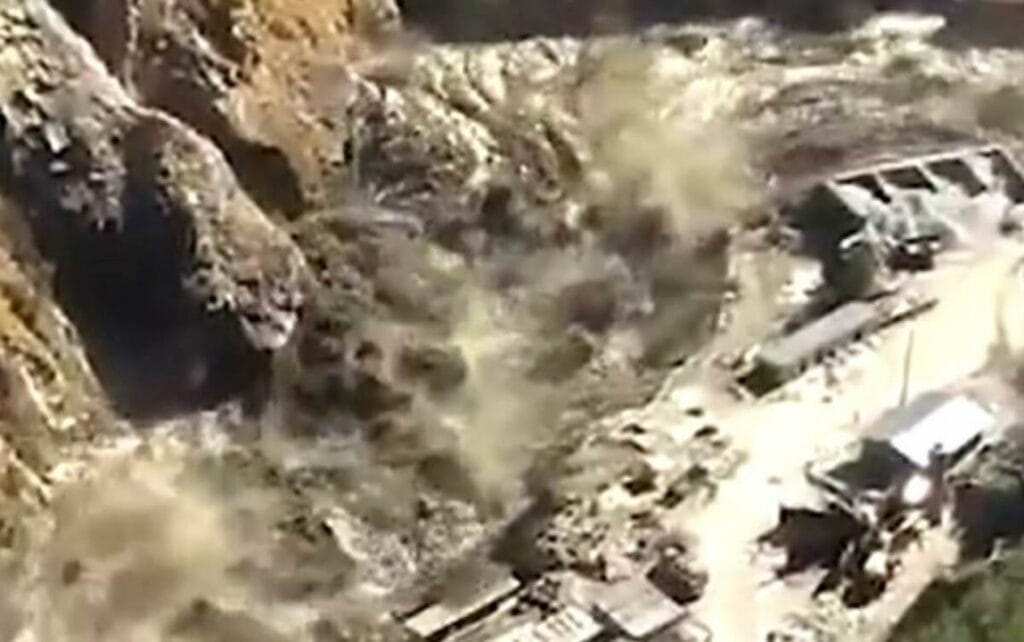 Үндістанда 150 адам мұз көшкіні салдарынан жоғалып кетті