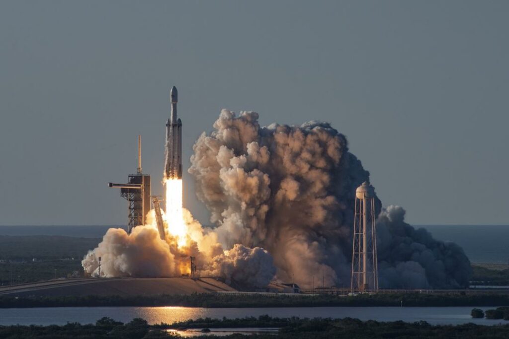 Первая ступень ракеты Falcon 9 упала в Атлантику