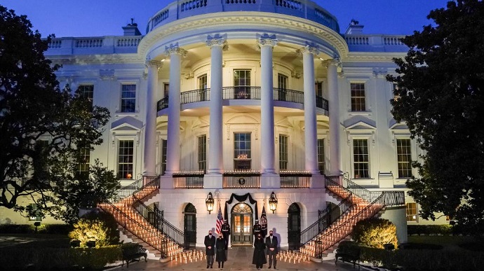 АҚШ коронавирустан қайтыс болғандарды бес күн аза тұтады